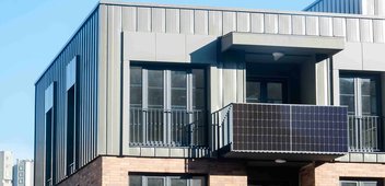 Balkon mit Solarmodul
