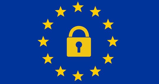 Ein Sicherheitsschloss in der Mitte einer Europaflagge illustriert die EU-Datenschutzgrundverordnung.
