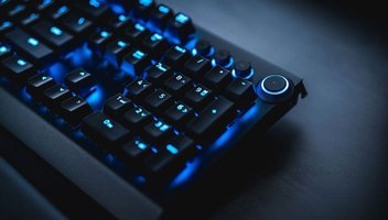 Eine PC-Gaming-Tastatur mit blauen LEDs.