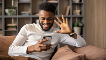 Daten-Roaming: Ein Mann hält ein Smartphone in der Hand und telefoniert.