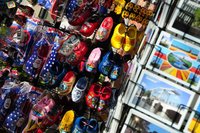 Schuhe und Postkarten in einem Souvenirladen.