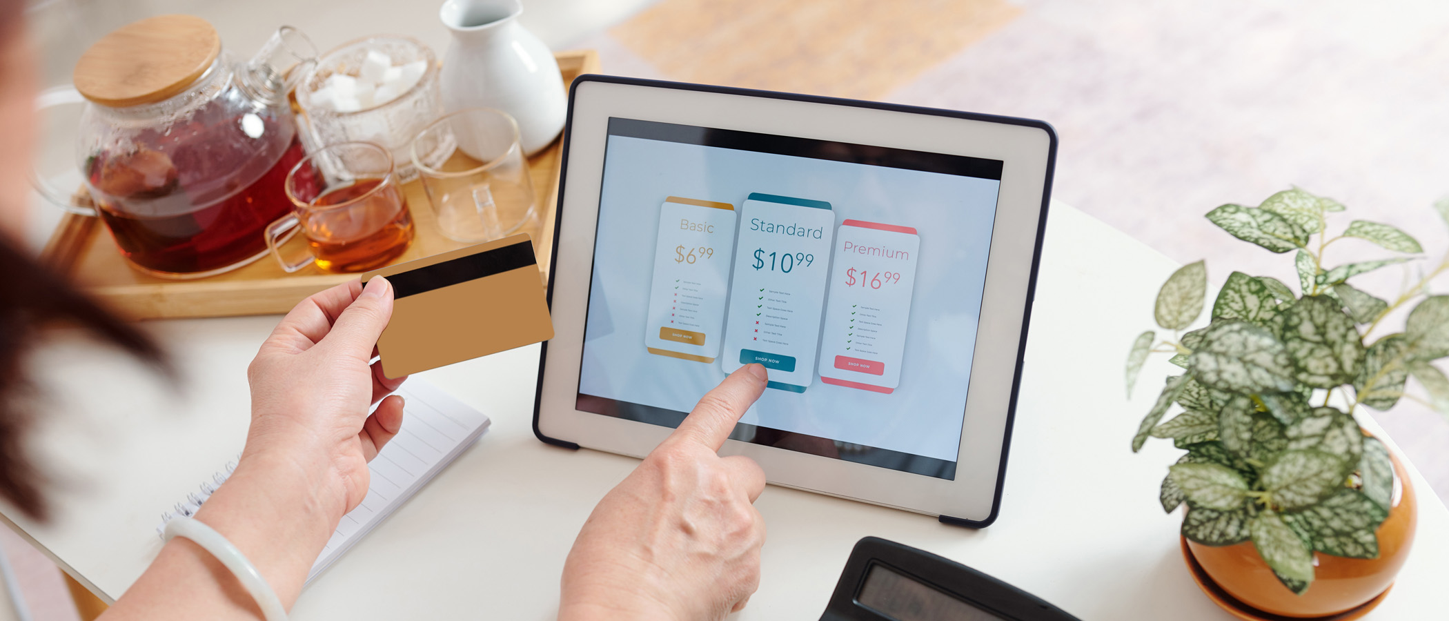 Eine Frau, die auf ihrem Tablet ein Online-Abonnement auswählt.