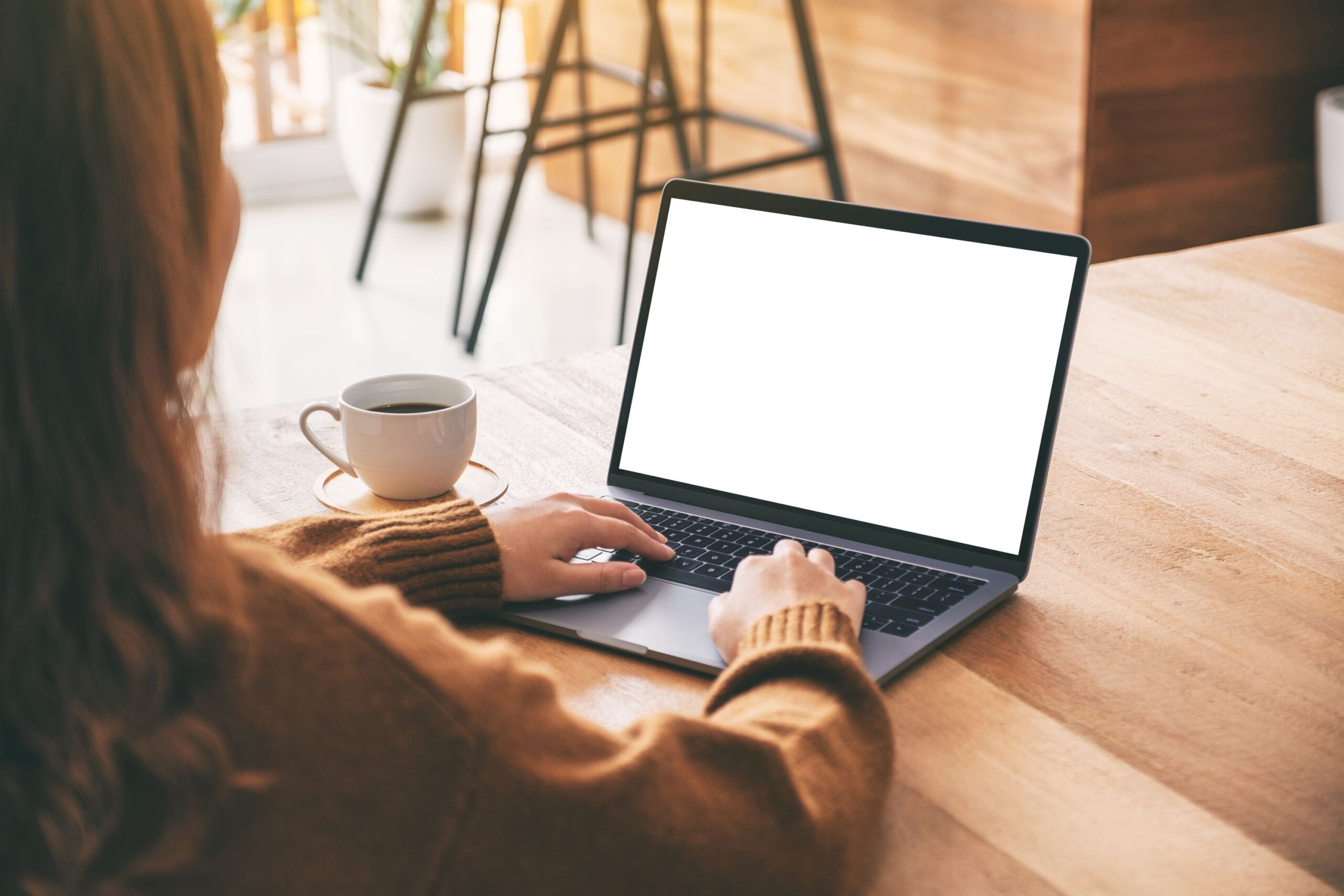 Women working with a laptop in a Café.