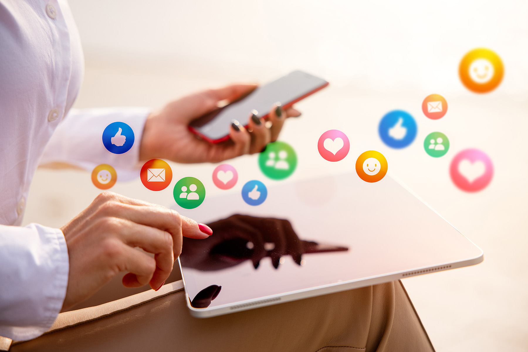 Frau, die ihr Handy benutzt: Symbole für die Interaktion in sozialen Netzwerken.