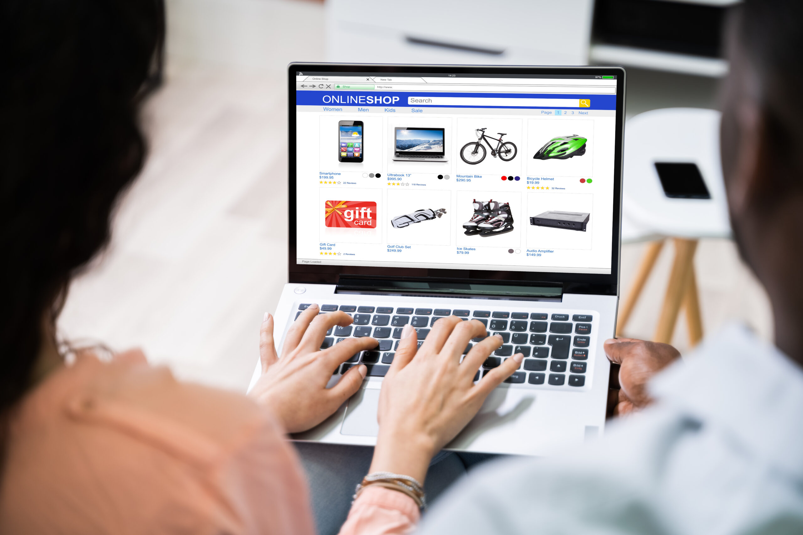 Ein Paar beim Online-Shopping auf dem Tablet