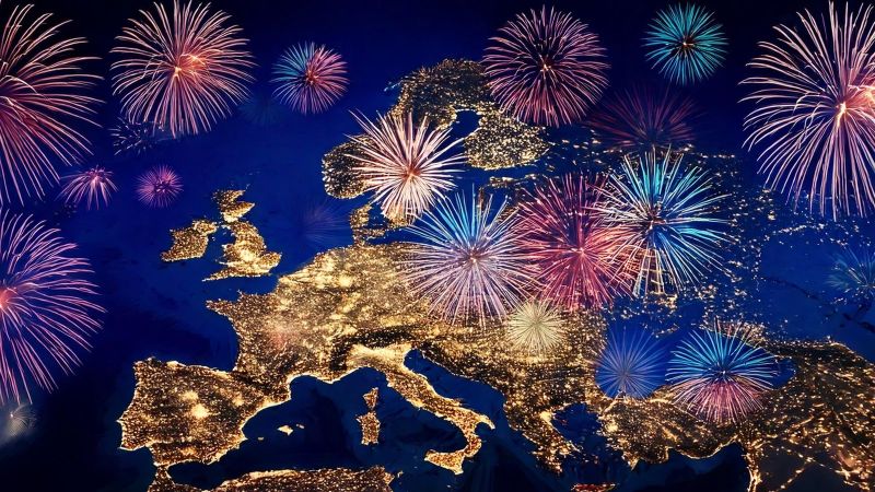 Ein buntes Feuerwerk explodiert über einer nächtlichen Karte Europas.