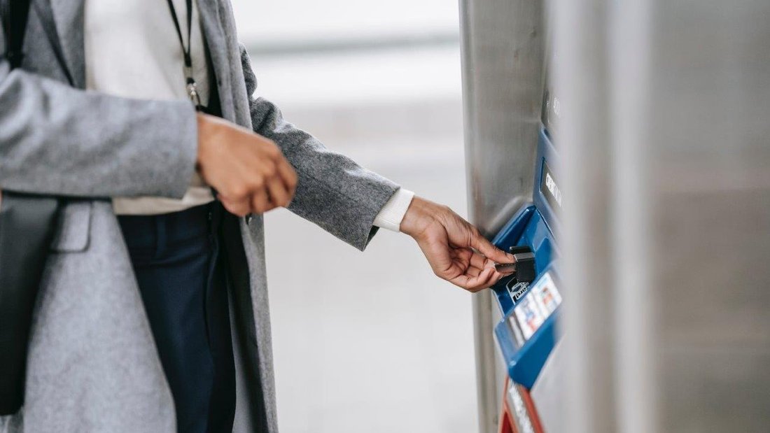 Eine Frau lässt sich Geld an einem Geldautomaten auszahlen.