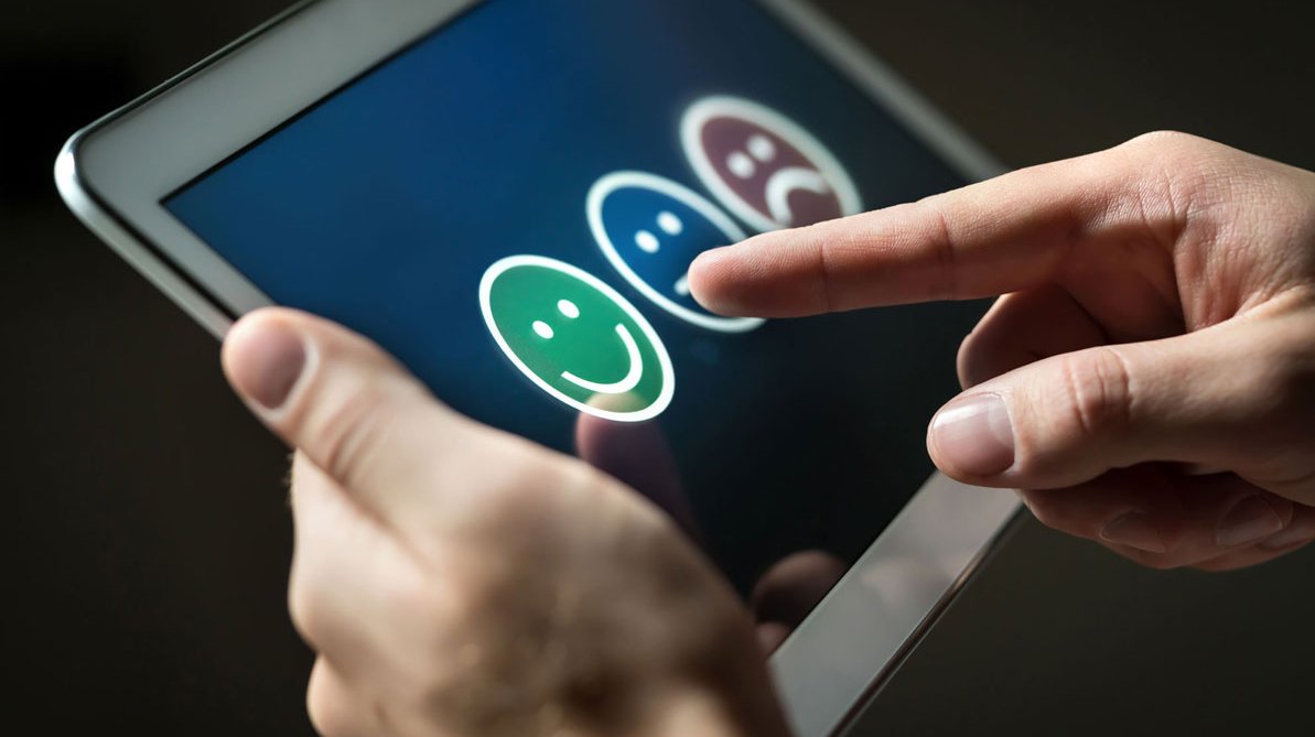 Eine Person bewertet einen Online-Shop auf einem Tablet.