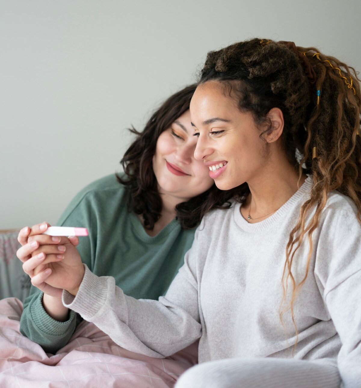 Ein lesbisches Paar freut sich über den positiven Schwangerschaftstest