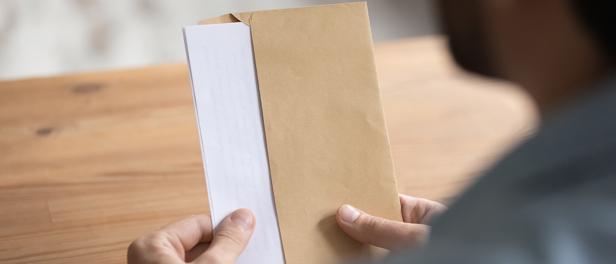 Ein Mann, der einen Brief öffnet.