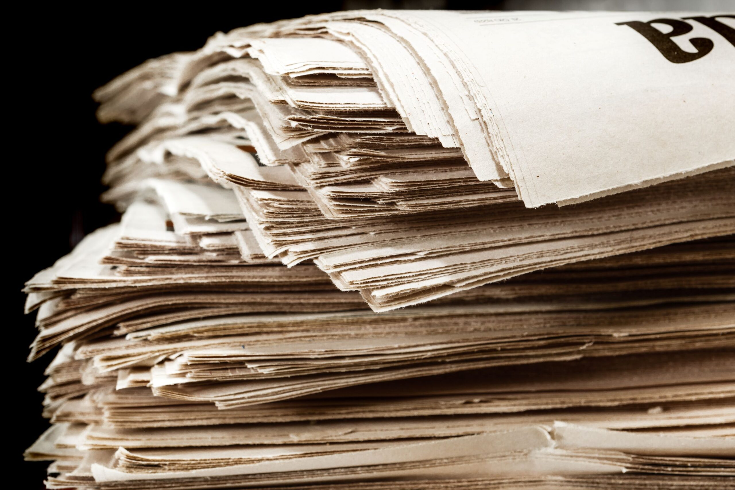 Ein Stapel alter Zeitungen in Nahaufnahme
