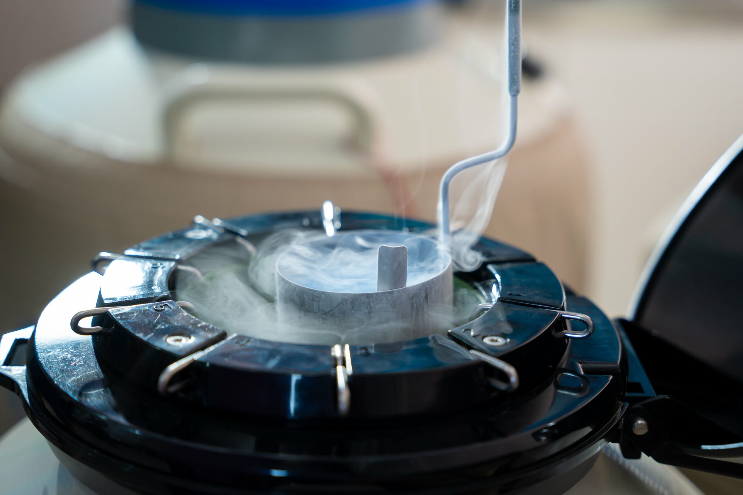 Ein Stickstoffbehälter wird für den Transport einer Samenspende vorbereitet.