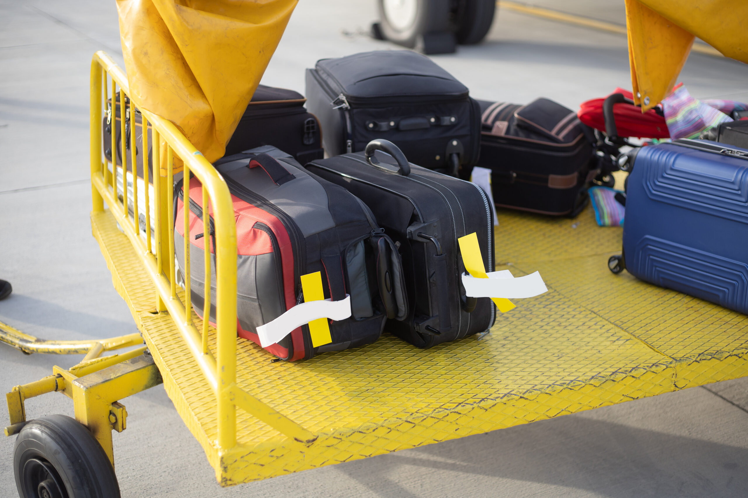Koffer liegen am Flughafen auf einem Trolley