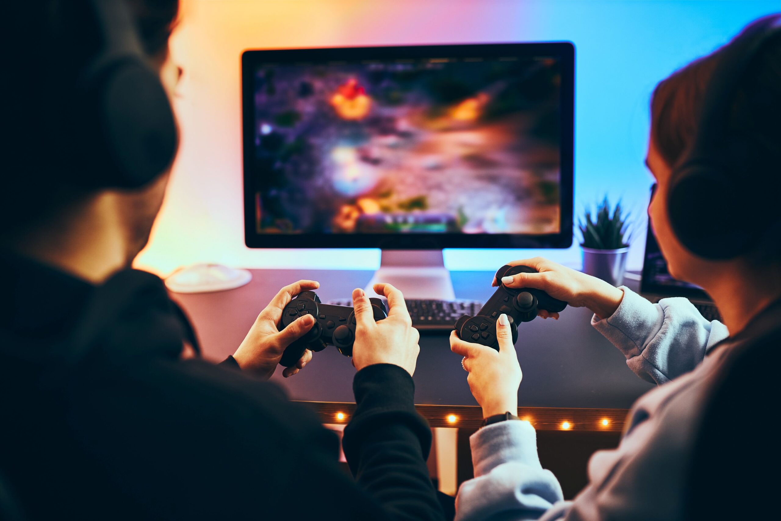 Zwei Jugendliche spielen auf der Spielekonsole ein Videospiel