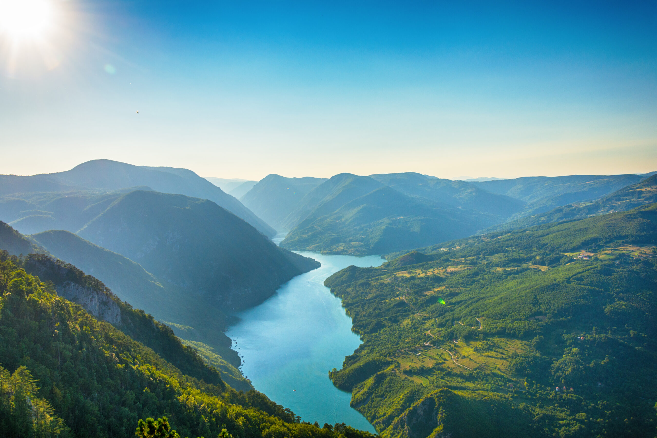 Landschaftsbild mit Bergen und See