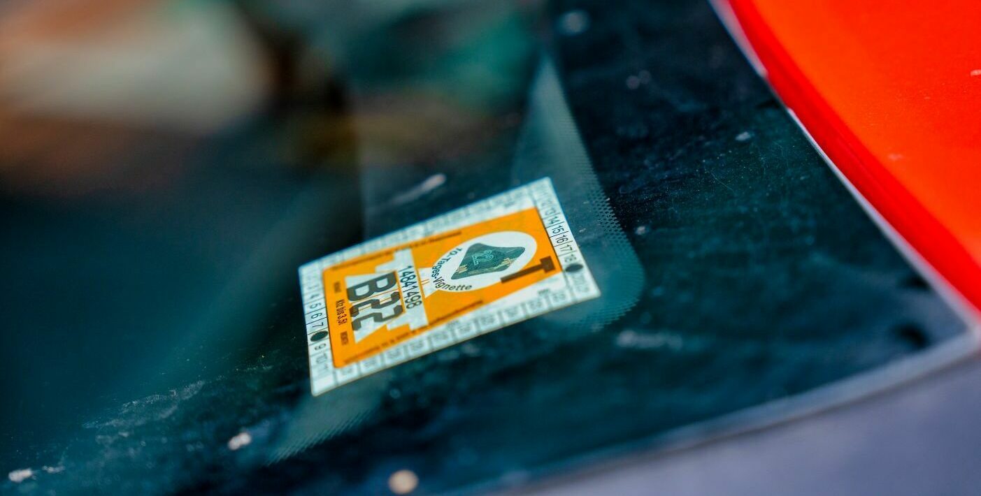 Österreichische Mautvignette klebt an der Windschutzscheibe.