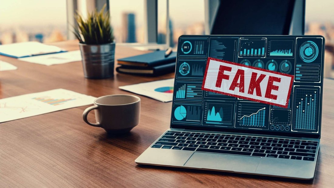 ein Laptop, auf dem in roter Schrift „Fake“ steht
