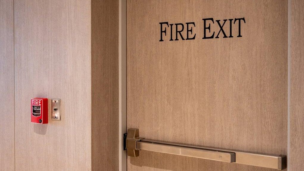 Eine Notausgangstür mit der Aufschrift „Fire Exit“