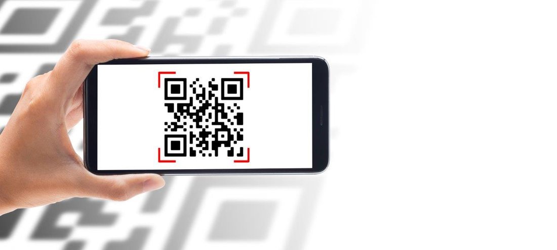 Ein Smartphone in der Hand mit einem QR-Code