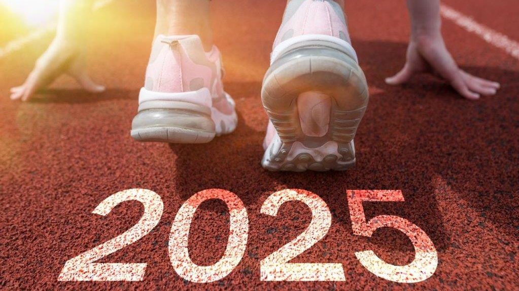 die Startlinie eines Sprintrennens, auf der „2025“ auf dem Boden steht