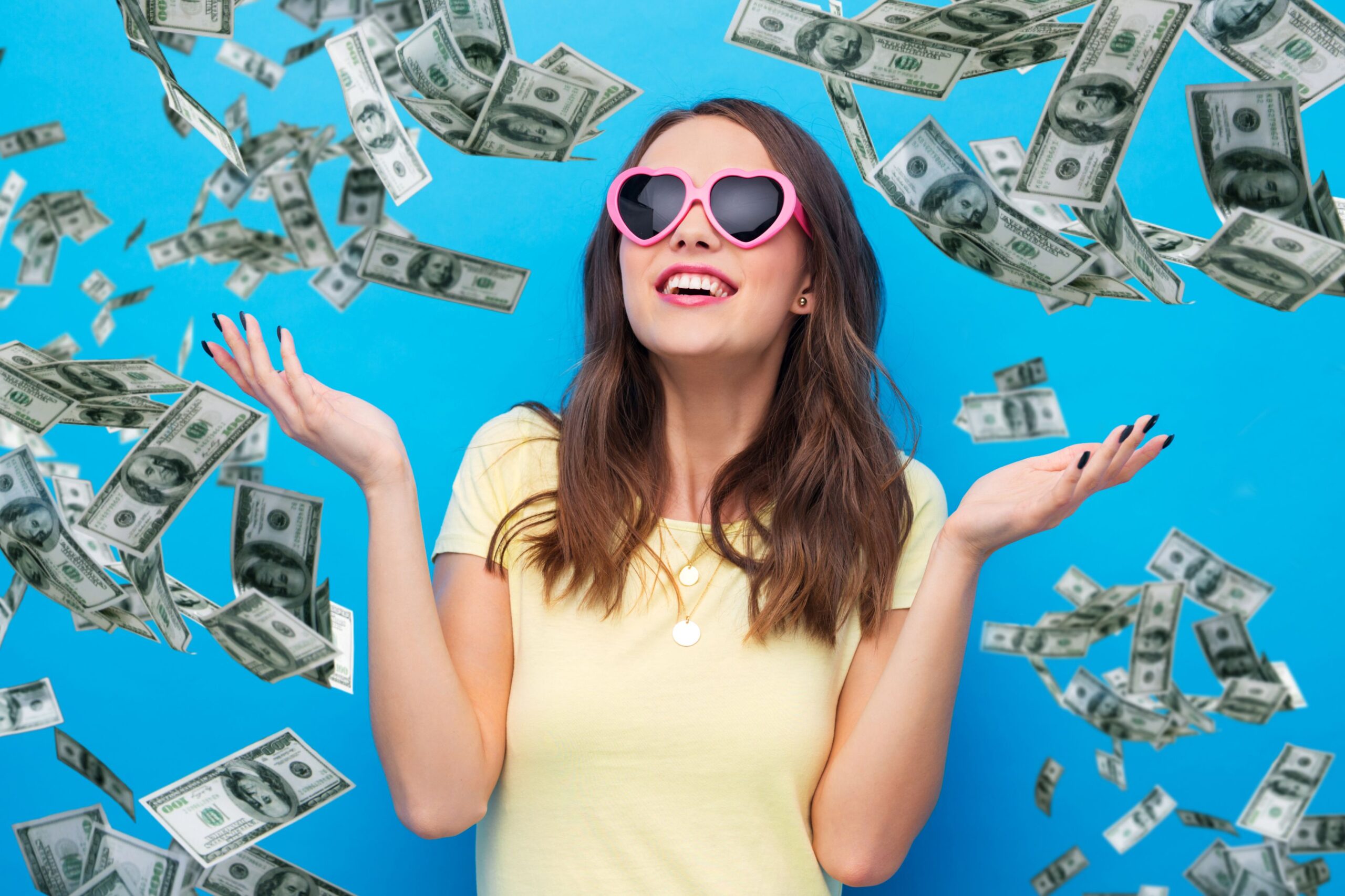 Eine Frau mit Sonnenbrille in Herzform ist Glücklich über ihren Gewinn. Von oben regnen Geldscheine auf sie herab.