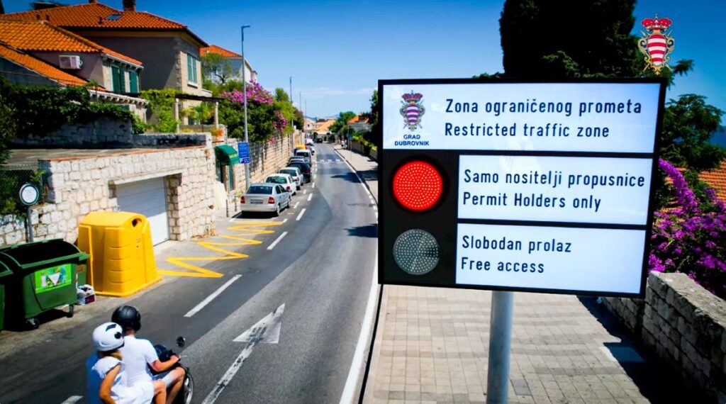 Schild mit rotem Licht kündigt eine Sperrzone mit eingeschränkter Zufahrt in Dubrovnik an.