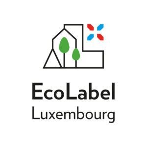 Das Umweltsiegel EcoLabel Lux des luxemburgischen Wirtschaftsministeriums zeigt eine stilisierte Häuserfront mit grünen Bäumen und einem Windrad