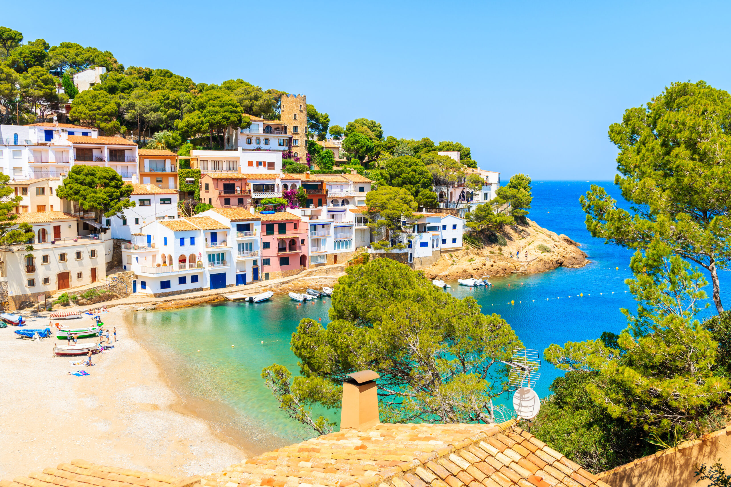 Ein spanisches Fischerdorf in einer sonnigen Meeresbucht