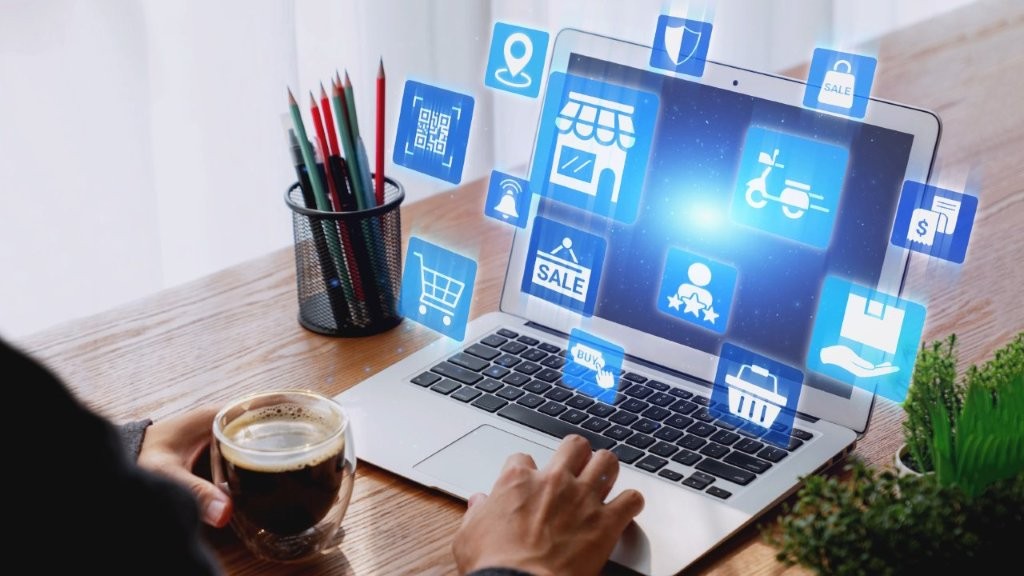 Mann vor einem Laptop mit Symbolen für Online-Shopping, Bewertungen und digitale Dienste.