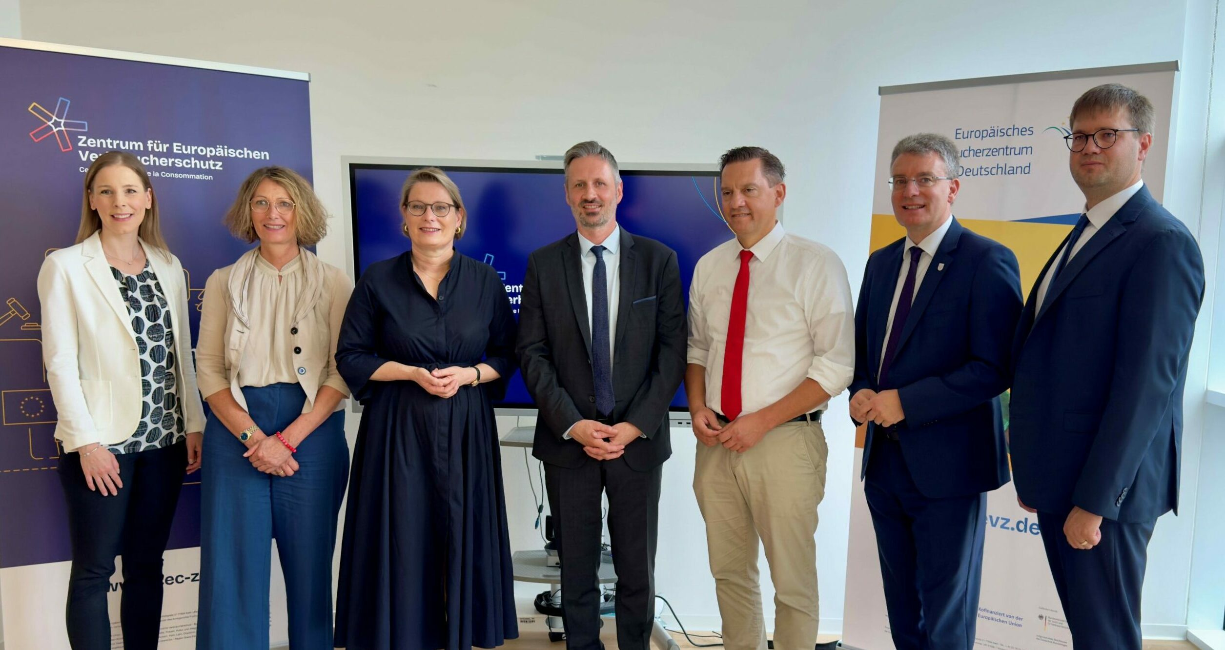 Gruppenfoto des Besuchs der Bundesministerin Dr. Stefanie Hubig beim ZEV