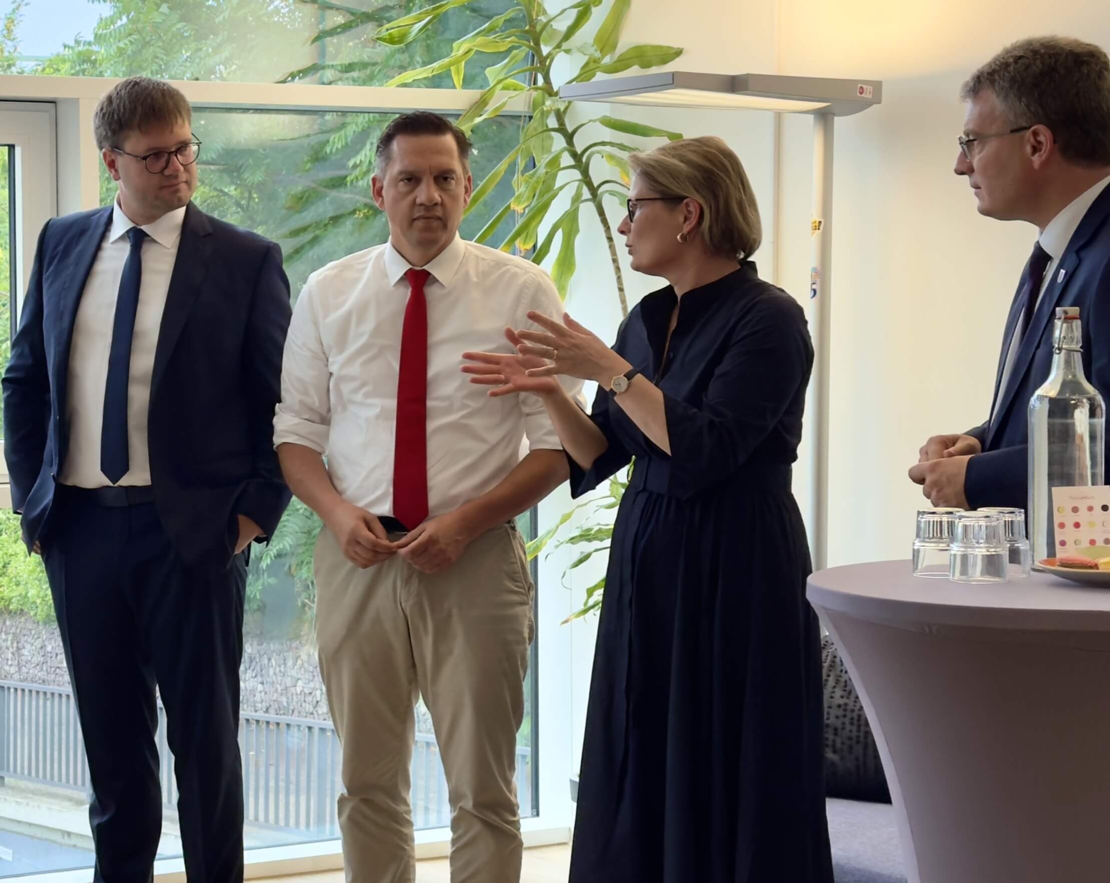 Bundesministerin Dr. Stefanie Hubig spricht mit Jakob Thevis, dem Bundestagsabgeordneten Dr. Johannes Fechner und dem Landrat des Ortenaukreises Thorsten Erny