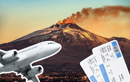 Im Hintergrund aufsteigender Rauch vom Ätna, im Vordergrund ein Flugzeug und Flugtickets.