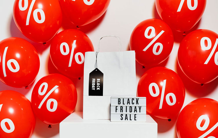 Black Friday: Rote Luftballons mit Prozent-Zeichen.