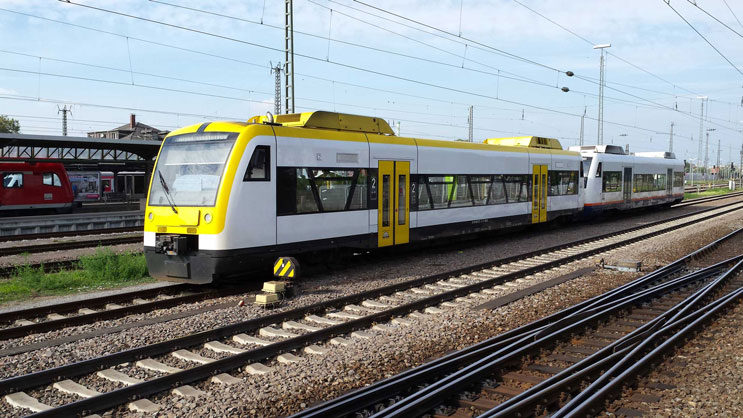 Ein weiß-gelber Zug steht auf einem Abstellgleis im Bahnhof Kehl.