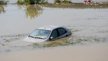 Auto steht im Hochwasser