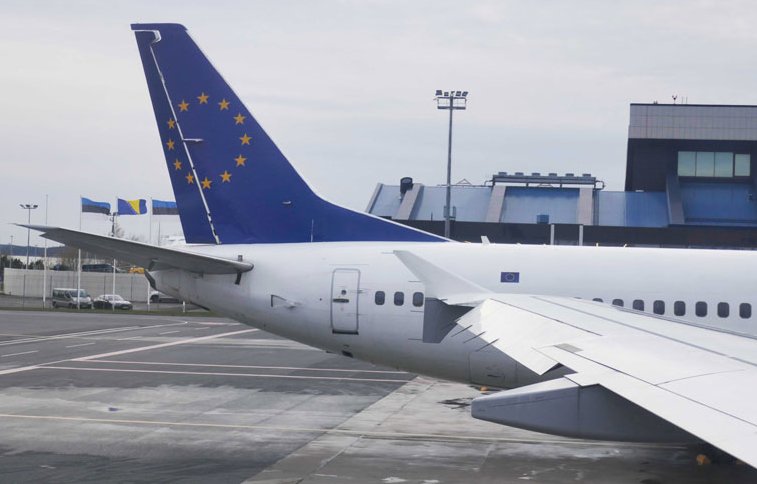 Seitenruder eines Flugzeugs auf dem die EU-Flagge abgebildet ist.