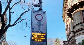 Verkehrsschild in Italien mit Hinweis auf eine verkehrsberuhigte Zone.