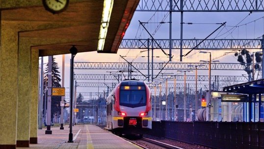 Zug steht in einem polnischen Bahnhof