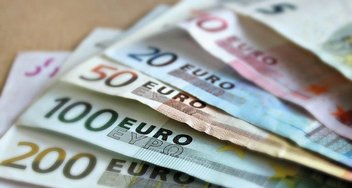 Mehrere Euro-Scheine liegen auf einem Tisch.