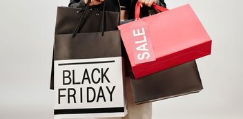 Black Friday: Eine Frau hält Einkaufstaschen in der Hand.