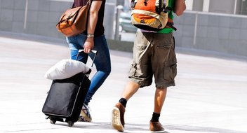 Zwei Jugendliche mit Reisegepäck.