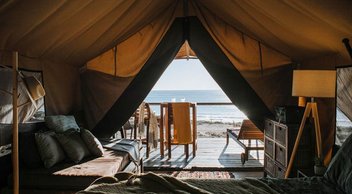 Ein Camping-Zelt an einem Strand.