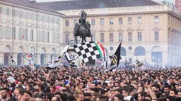Das Foto zeigt eine Masse von Fans des Juventus Turin. Es bebildert einen Artikel zur Frage, ob Fans aus Freiburg ein Recht auf Rückerstattung ihrer Karten haben.