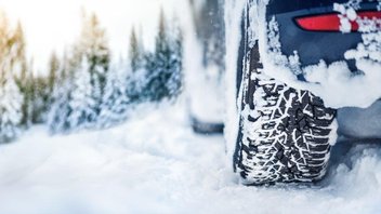 Auto mit Winterreifen im Schnee