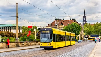 Gelbe Straßenbahn in Dresden