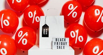 Black Friday: Rote Luftballons mit Prozent-Zeichen.