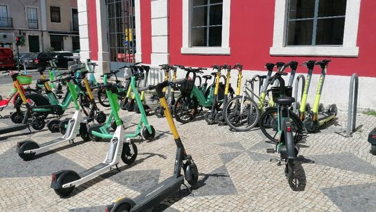 Geparkte E-Scooter und Fahrräder in Lissabon