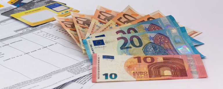 Rechnungsforderung für einen Einkauf. Auf einer Ablage sind mehrere Euro-Scheine ausgelegt.