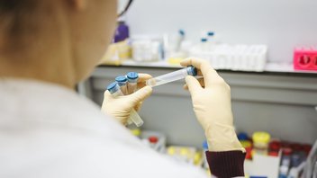 Eine Wissenschaftlerin untersucht eine Probe im Labor.