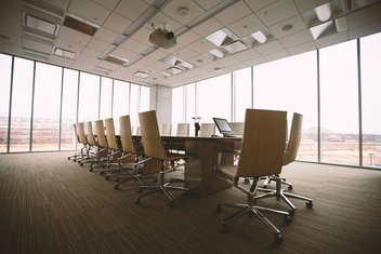 Ein Tisch und Stühle in einem Konferenzraum eines Unternehmens.